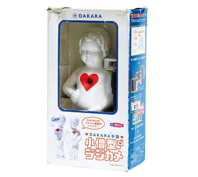 サントリーDAKARAのCMでおなじみ、小便小僧形のデジカメ。ハートマーク内にレンズを収納する革新的なフォルム。2003年製