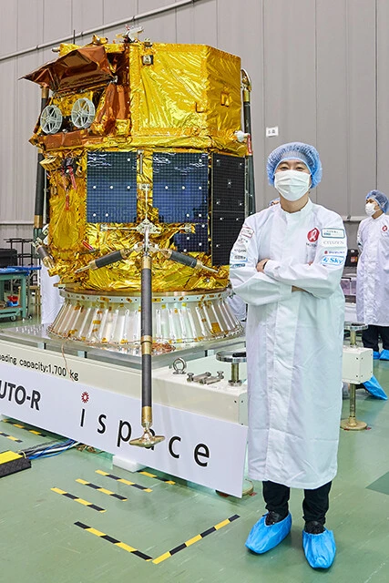 打ち上げられた月着陸船「RESILIENCE」と袴田氏（昨年9月撮影）。ランダーは着陸脚を伸ばした状態で高さ約2.3m、幅が約2.6m