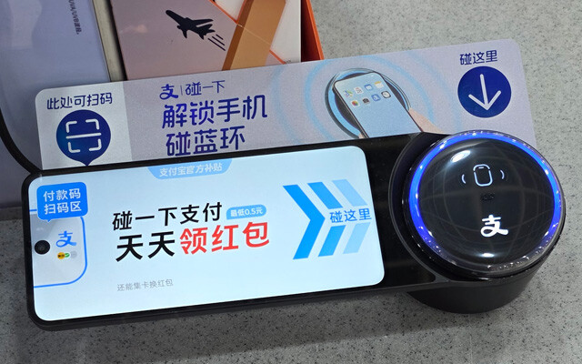 中国の主要コード決済はアカウントそのまま、NFC Type A／Bでのタッチ決済に対応。ストアには写真のタッチ決済用の端末設置が定番化