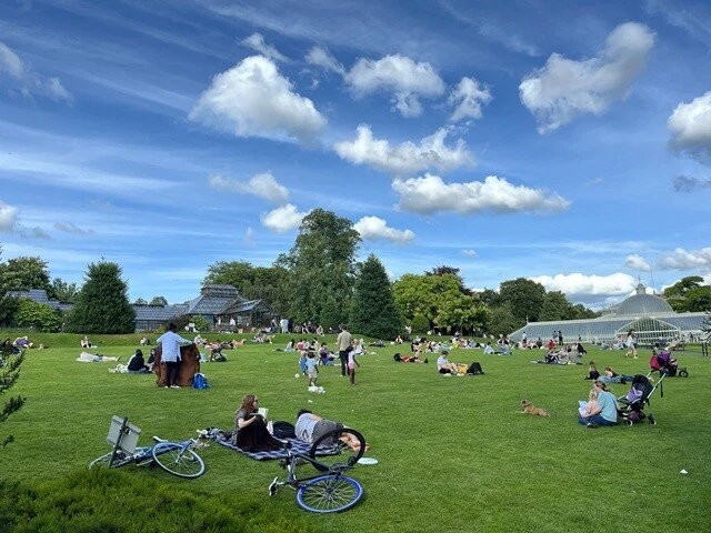 晴れた日を存分に楽しむグラスゴーのひとたち。ボタニックガーデン（Botanic garden）にて。
