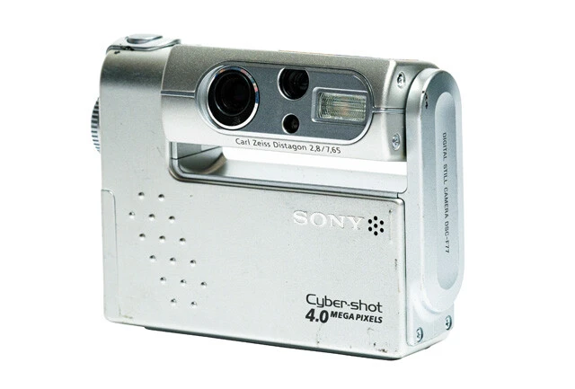 サイバーショット シリーズ　ソニー／1996年販売開始　回転式レンズ搭載のDSC-F77（2002年発売）