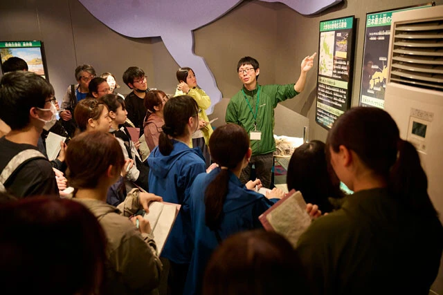 学芸員の酒井氏の解説を熱心に聞く学生たち