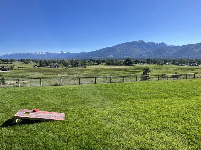 アンドレア邸の庭から見える果てしない景色。アメリカである。