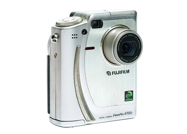FinePix シリーズ　富士フイルム／1998年販売開始　片手操作が快適な縦型デザインのFinePix4700z（2000年発売）