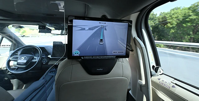 中国で普及が進む無人走行のロボタクシー。実は事故が起きないよう、リモートで人間が監視している