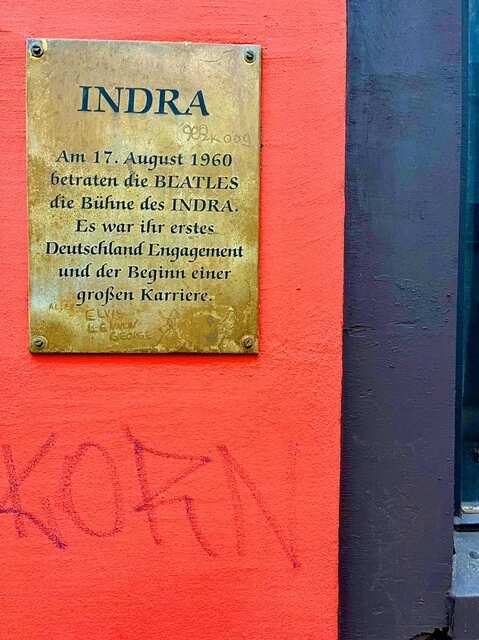 「レーパーバーン(Reeperbahn)」という、東京の歌舞伎町のような歓楽街の中にある、ビートルズがデビューしたライブハウス「インドラ・クラブ」。「1960年8月17日、ビートルズがステージに立った」とかいうことが書かれている。