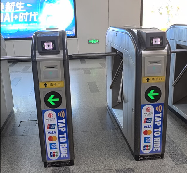 中国・上海市の地下鉄はクレカタッチ決済、現地の交通系ICカード、そしてコード決済対応の三刀流仕様。どの決済でも改札の通過速度にストレスはなく、乗り換えなどもスムーズだ
