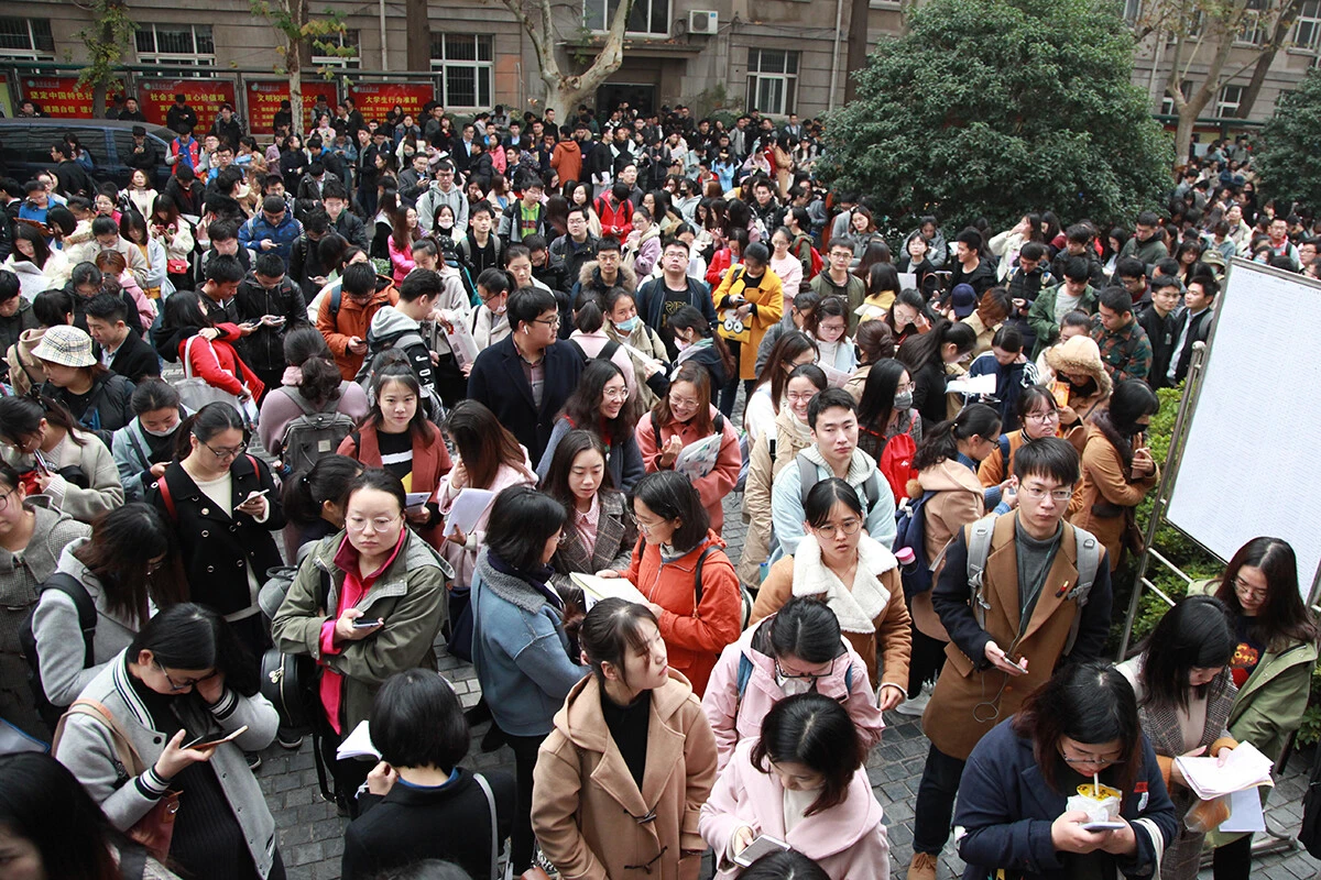 不景気が続く中国では雇用が安定した公務員が大人気。国家公務員採用試験には300万人超が殺到した。だが、そこにAI公務員が登場、貴重な採用枠が奪われると大騒ぎに