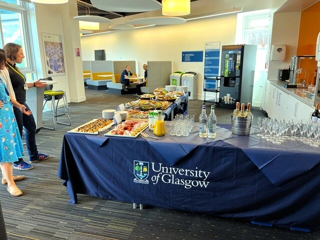 ビュッフェ形式での歓待。10年前には、この写真の奥に写っているテーブル席（ちょうどふたりの人が座っている席）で、持参した手製のサンドウィッチとケトルフーズのポテトチップをひとり寂しく食べていたのがまるで嘘のよう。