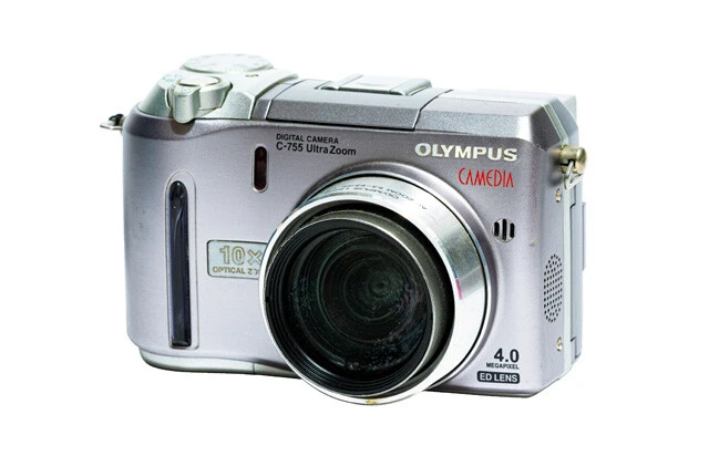 CAMEDIA シリーズ　オリンパス／1996年販売開始　光学10倍ズームレンズを搭載し、入学式・卒業式や運動会で大活躍したC-750 Ultra Zoom（2003年発売）。最長56分の動画撮影にも対応