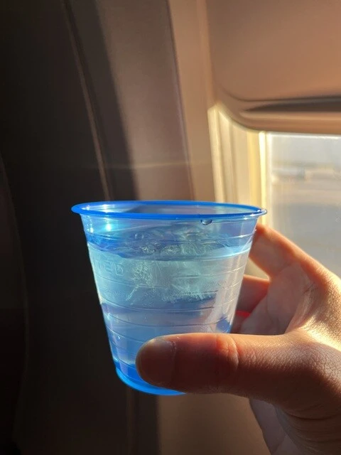 離陸前にくれた氷水。これで暑さをしのげ、ということらしい。