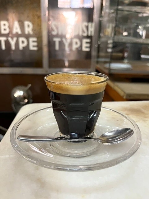 現地で飲んだエチオピアコーヒー。「コーヒー」と言って出てくるものが、これまでに飲んだことのあるどんなエスプレッソよりも濃い。砂糖を多めに入れて飲むとおいしい。