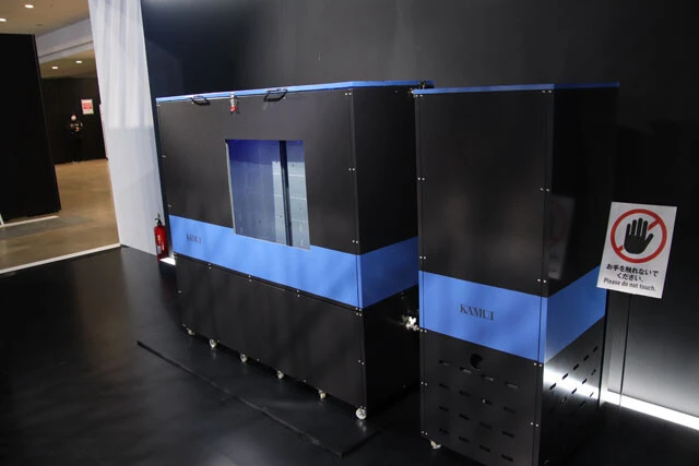 クォンタムメッシュが開発した液浸冷却システム『KAMIUI』。通常の空冷システムと比較して、消費電力はおよそ1／10に。さらに省スペースになるため、コストが圧縮される