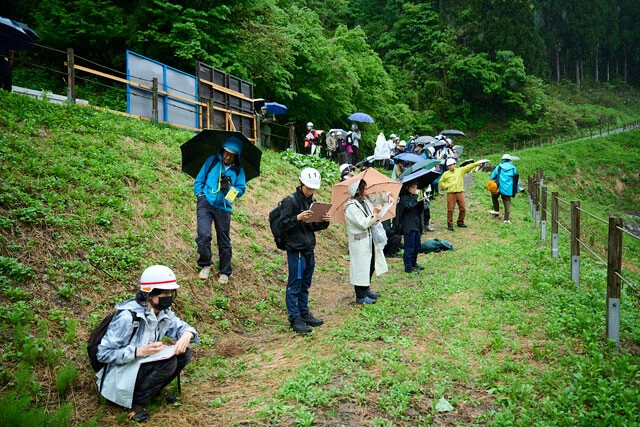 真剣な表情で露頭のスケッチを行なう学生たち。子供の頃から本や図鑑で見ていた場所に来られて感動している学生もいた