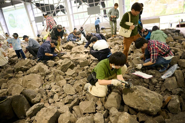 大きな音を鳴らしながら石を削っていく学生たち