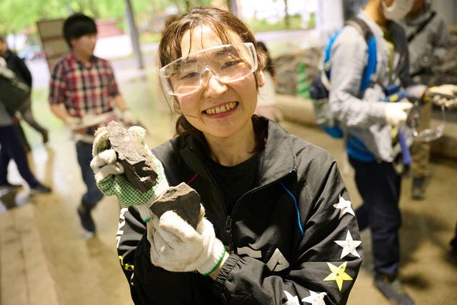 見つかった化石を見せてくれた学生。本格的な恐竜研究へと大きな一歩を踏み出した