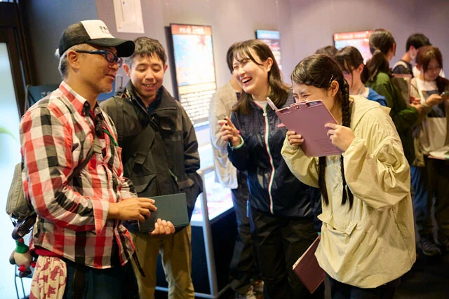 笑顔を見せながら話す教員と学生。1学年34人と少人数のため、教員との距離が近く手厚いサポートが受けられることも魅力だ