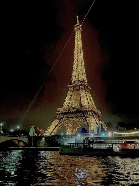 セーヌ川クルーズ船から望むエッフェル塔。これはもう文句なしに美しい......