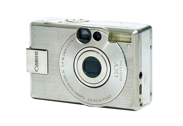 IXY DIGITAL シリーズ　キヤノン／2000年販売開始　写真は初代モデル。APSフィルムモデルの薄型デザイン、レンズを本体に収納できるギミックを踏襲して大ヒットしたシリーズ