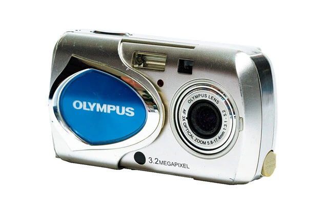 μ シリーズ　オリンパス／2003年販売開始　丸みのあるフォルムでフィルムカメラ時代から女性に人気の同シリーズ。写真の初代モデル、μ-10 DIGITALから防水機能を搭載