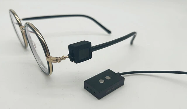 装着方法 メガネのつるにコの字形アタッチメントをひっかける。くぼみがあるので、つるの太さが一定範囲内であればぴったりフィットする
