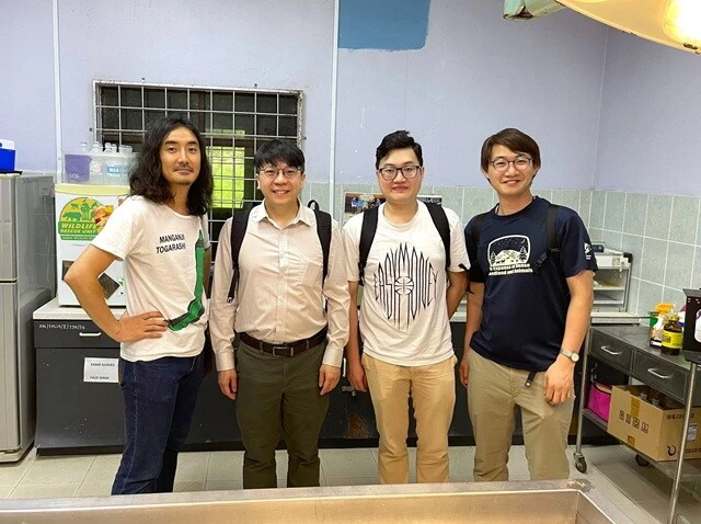 ひとつめの施設にて。左から、私、トミー、カーホン、大学院生のF。