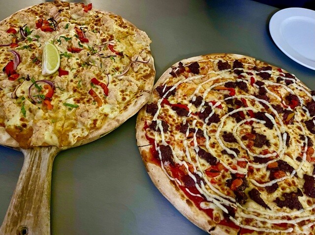 「クロコダイル肉のピザ」（左）と「エミュー肉とカンガルー肉のピザ」（右）。事前に聞いていた通り、エミューの肉は赤身だった！