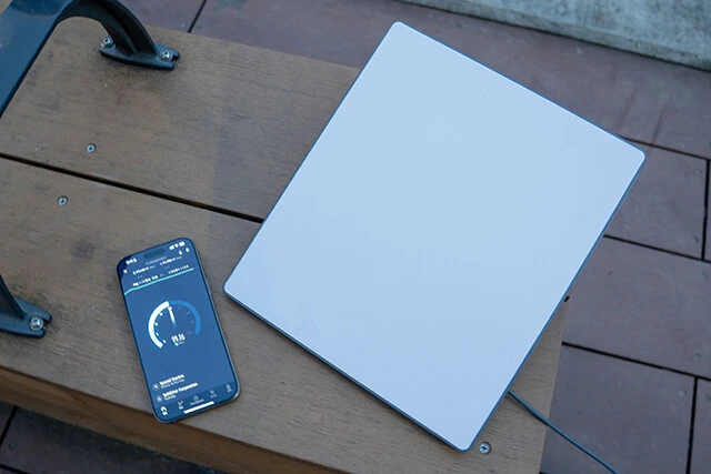 写真はスターリンクのアンテナ。大規模な工事などは必要ないため一般個人でも導入しやすい