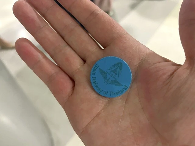 タイの電車の切符は、こんなコイン状のトークン。