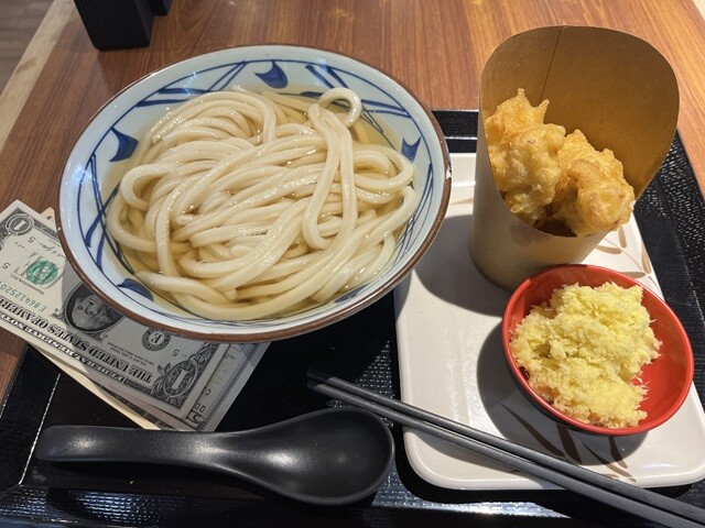 プノンペンの丸亀製麺のかけうどん。鶏天をつけて4アメリカドル。生姜を効かせてゆっくりと食べた。