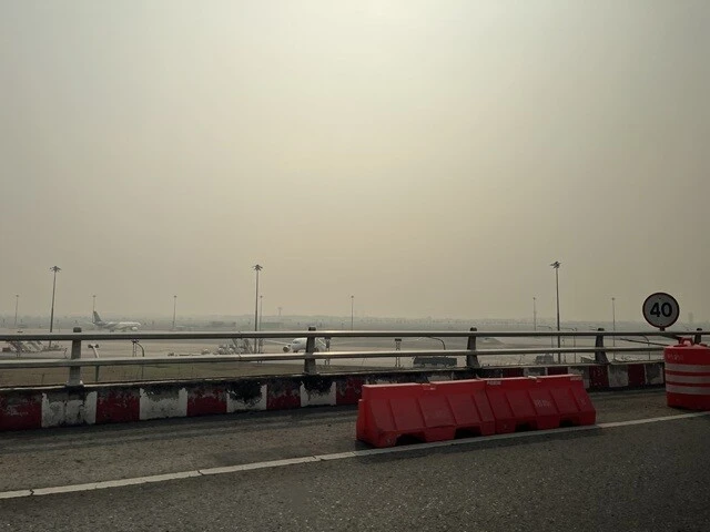 帰路、スワンナプーム国際空港に向かう道中の車窓から。たしかに、えぐいくらい空が霞んでいた。