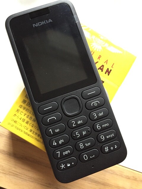 2015年のグラスゴー滞在中に持っていた、通話機能だけのNOKIAのプリペイド携帯。結局一度も使うことはなかった。