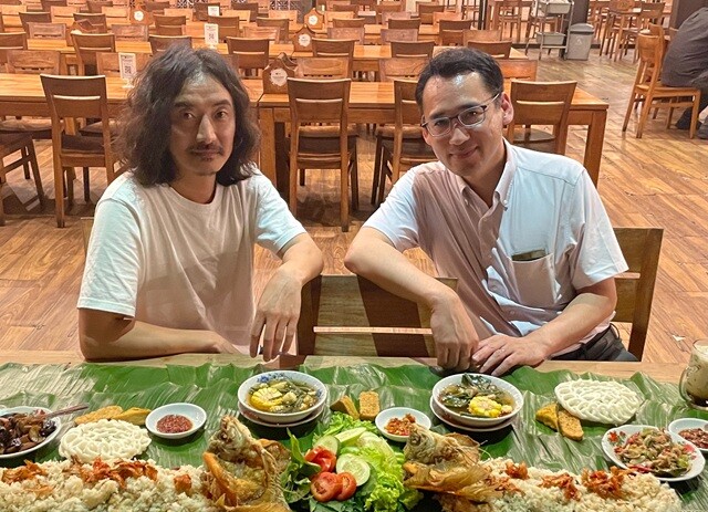 「スンダ料理」のレストランにて。私と宮崎大学のS。こうやって改めて見ると、疲れが顔に滲み出ている。