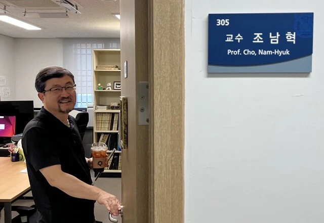 ナム。ソウル大学の教授室にて。髭をたくわえてなんかダンディーになっていた。
