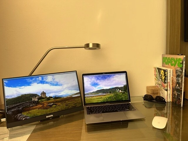 ホテルにセットアップしたオフィススペース。外付けディスプレイもつけて、仕事がしやすいようにした。