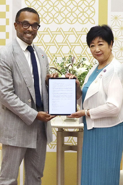 昨年9月に東京都はグーグルと連携協定を結んだ。写真は協定書を掲げる小池百合子都知事（右）とグーグルのクリス・ターナー副社長
