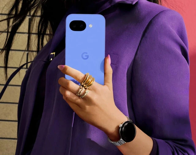 Google Pixel 10aの最新モデルは、片手操作が快適なコンパクトな本体。背面がフラットで机に置いた際のガタツキなし。さらにGoogleが提供するAI機能を最速で実装。最大3万8100円分もオトクなキャンペーンも開催中！
