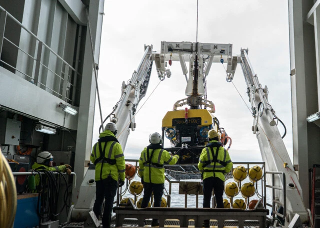 母船からROV（遠隔操作型無人潜水機）を海中に展開する様子（Paul Satchell_The Nippon Found ation-Nekton Ocean Census_Schmidt Ocean Institute ©2025）