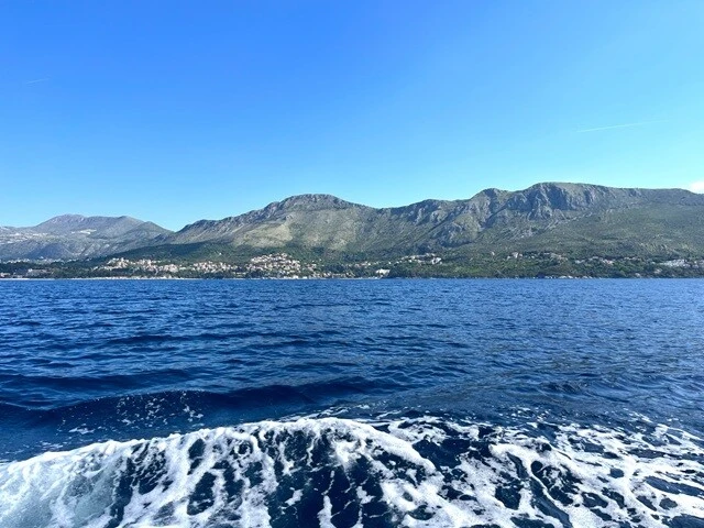 海沿いの集落のすぐ奥は急峻な山になっている。ちなみに、その山々の向こうはボスニア・ヘルツェゴビナ。
