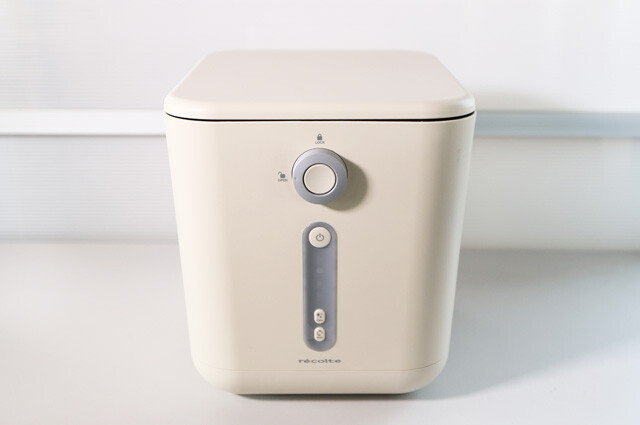 ●recolte 生ごみ処理機(ウィナーズ) 近年の猛暑で留守中の生ゴミ臭発生に頭を抱える人は多い。静かでニオイがほとんどしないので台所に置いても安心。一見生ゴミ処理機に見えないデザインと小型サイズが人気の秘密! 4万1800円