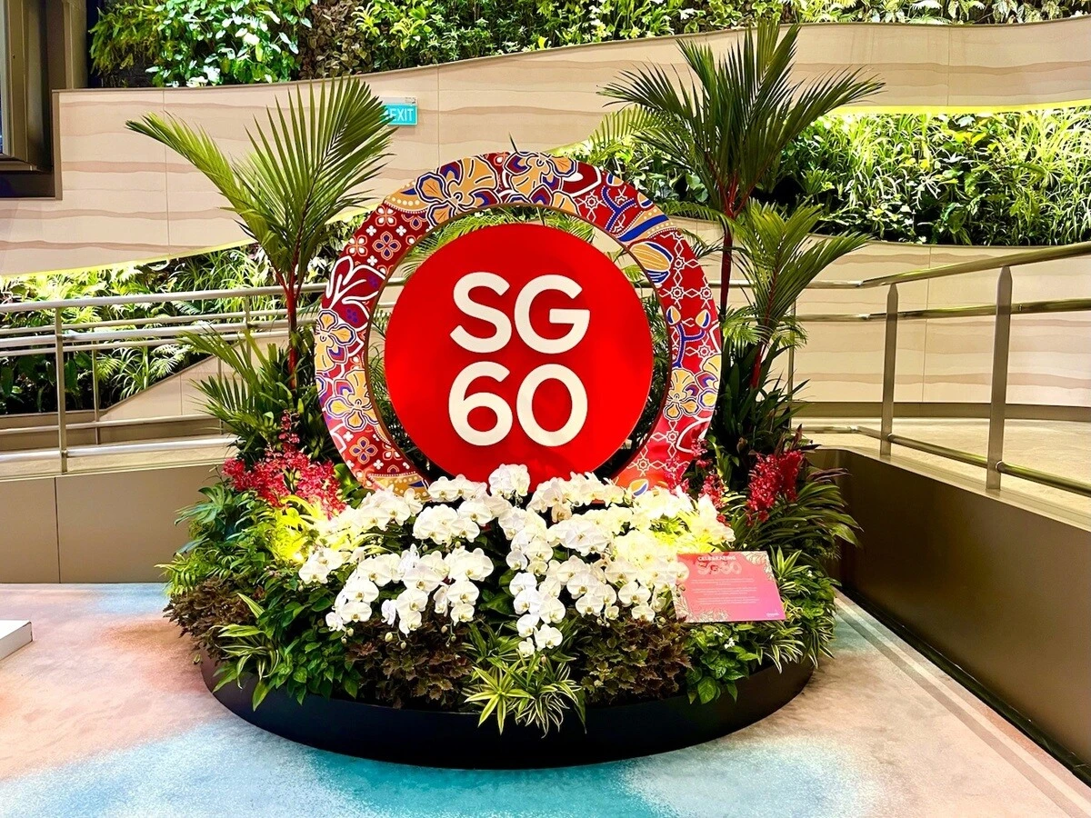 1か国目、シンガポール。2025年7月、シンガポール・チャンギ国際空港にて。2025年、シンガポールは建国60年。街の至るところでそれを祝う姿勢が垣間見えた。