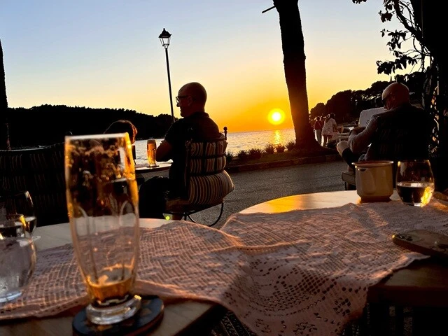 最終日の夕景。ビールを飲みながらいろいろ語らっていたが、陽が落ちるマジックアワーに入ると自然と会話は止んだ。