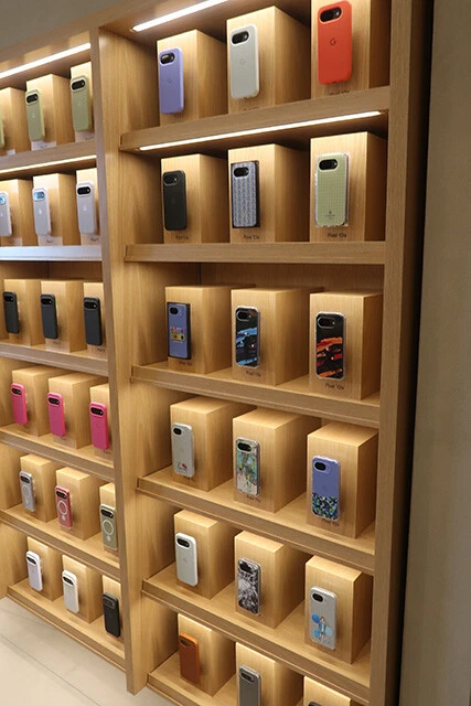 Google Store 表参道。同社のスマホやスマートウオッチ、店舗限定の各種アクセサリーなどを販売し、製品だけでなくGoogleの最新AI技術を体験できるのが特徴