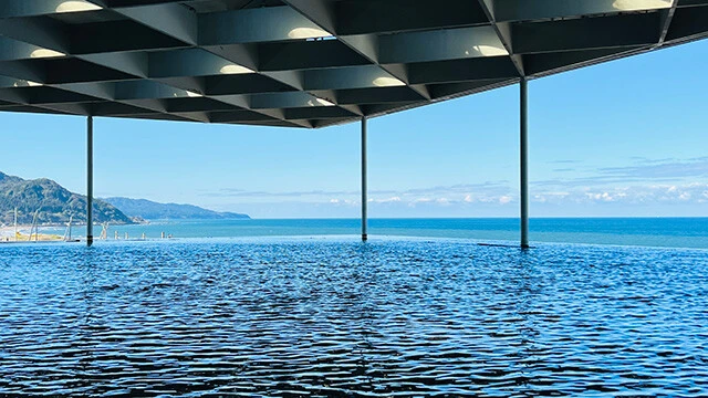 日本海に面する大水槽「日本海テラス」。水槽の上部が海面と一体になって見える