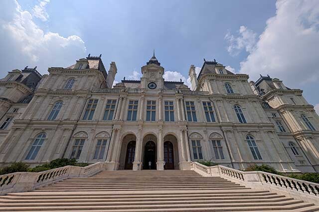 フランスのパリ市役所をモチーフに建造された巨大な建物