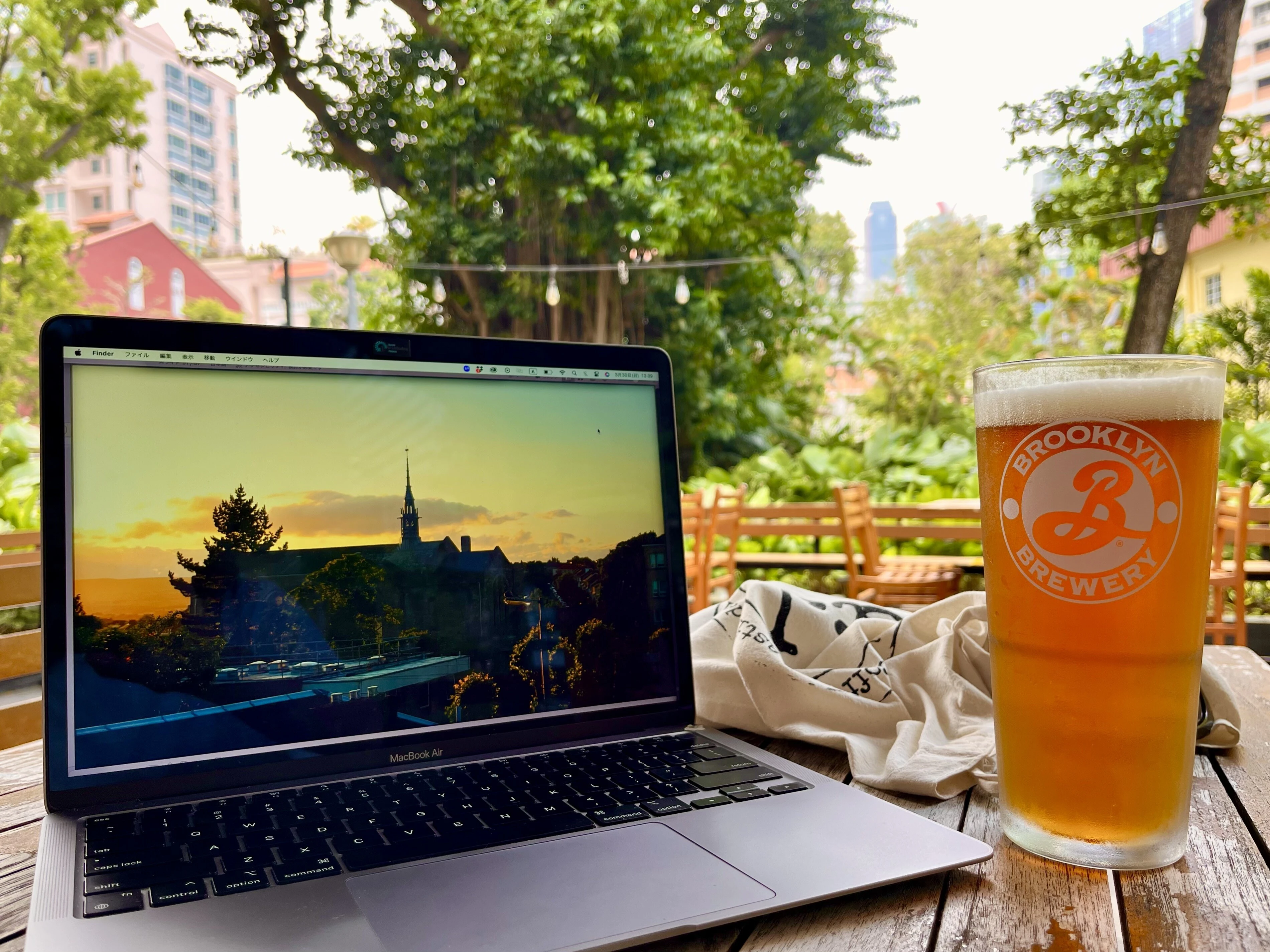 気に入ってよく足を運んだカフェのテラス席。週末はここで仕事をすることが多かった。