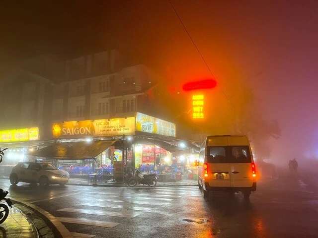 最後のサンプリングを終えて。街全体が霧に覆われていた。午前1時、夕食をとった食堂のようなところ。