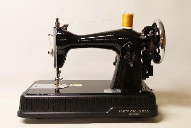 ●TOKYO OTOKO ミシン OM-01(アックスヤマザキ) 直線縫いに特化した、男子のホビー心をくすぐる漆黒のハイパワーミシン。12オンスのデニムは12枚重ね、厚さ2.5mmの革なら2枚重ねまでOK。自分のアイテムを自分で作れる夢のマシン! 4万4000円