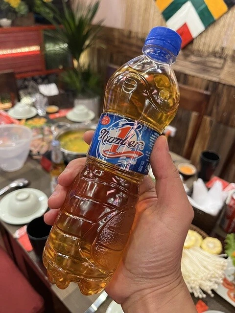 彼らが「ローカルワイン」と呼ぶ謎の飲み物。おそらくどぶろく。アルコール度数はおそらく焼酎とウイスキーの間くらいの感じ。彼らはこれを「白ワイン」と呼び、コーラのような色のもの（後出）を「赤ワイン」と呼んでいた（透明のものもある）。独特の薬草感のある味。