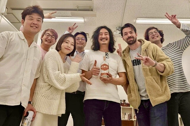 今回の出張の直前、私のラボでの送別パーティー終盤の一景。私が手にしているは、すっかり空になったカンボジアラムの瓶。